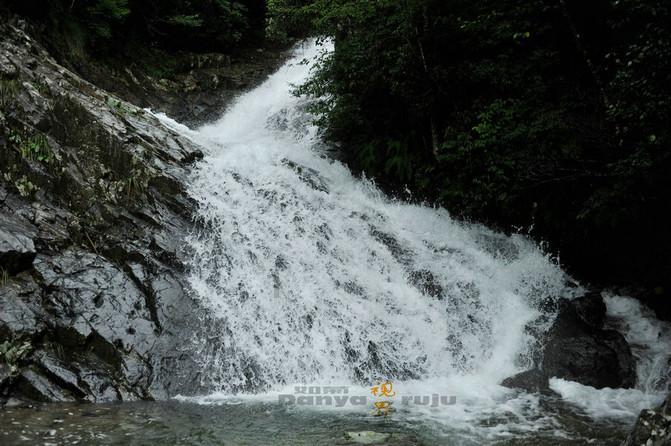 两岁女童玩耍时脑袋撞到桌角,装作若无其事 躲到角落哭泣
